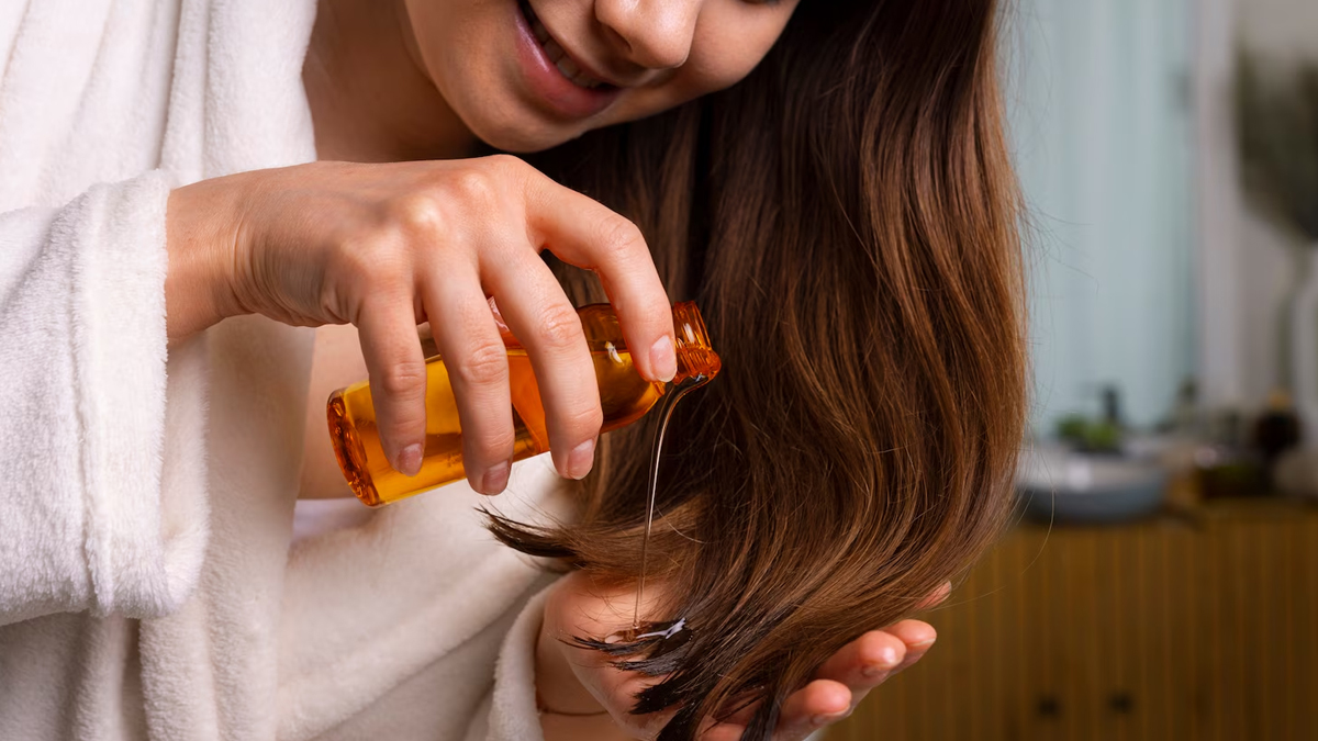 हेयर ऑयल का इस्तेमाल करने से बैक पर हो जाते हैं पिंपल्स, जानिए क्या है इनके बीच का सीक्रेट कनेक्शन