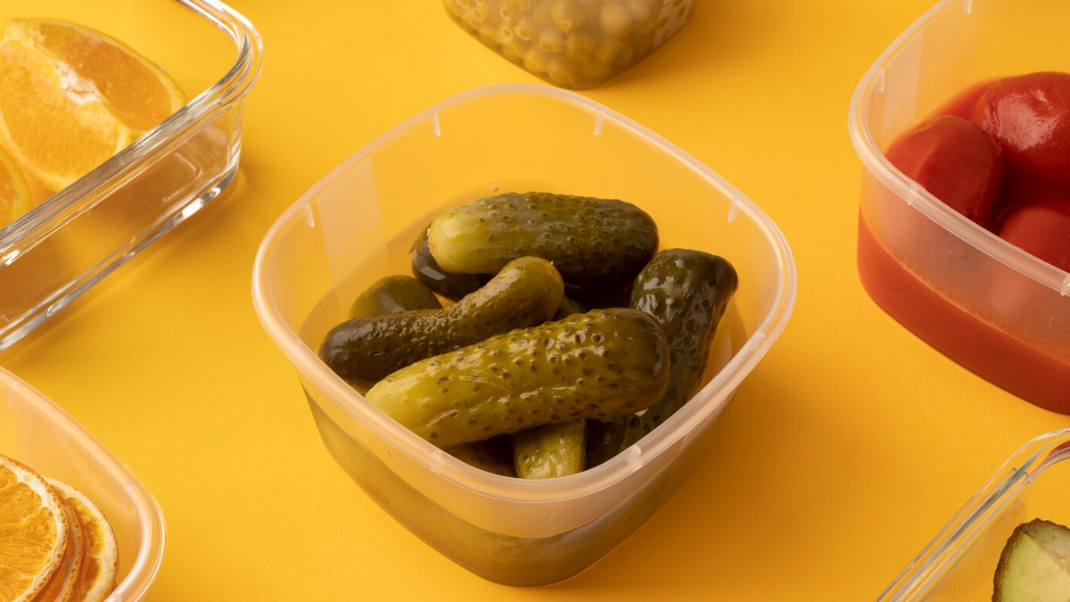 know why you should not use plastic container to store pickles