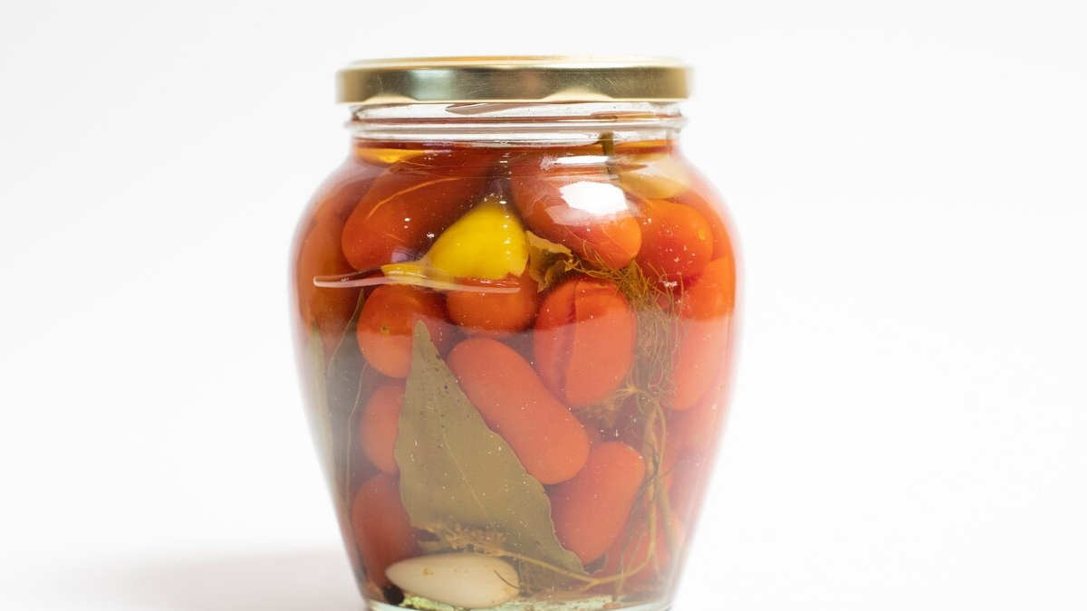 know why you should not use plastic container to store pickless