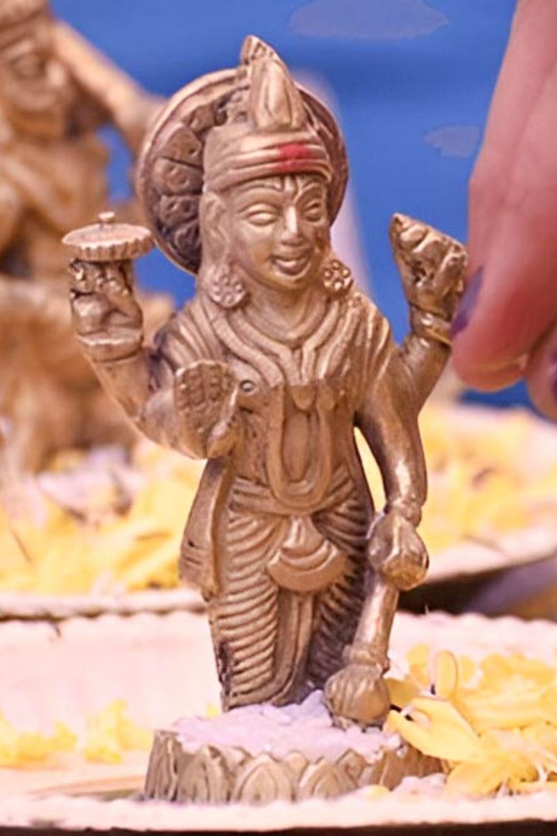 october first ekadashi 2025 pr bhagwan vishnu ko chadhaye ye phool