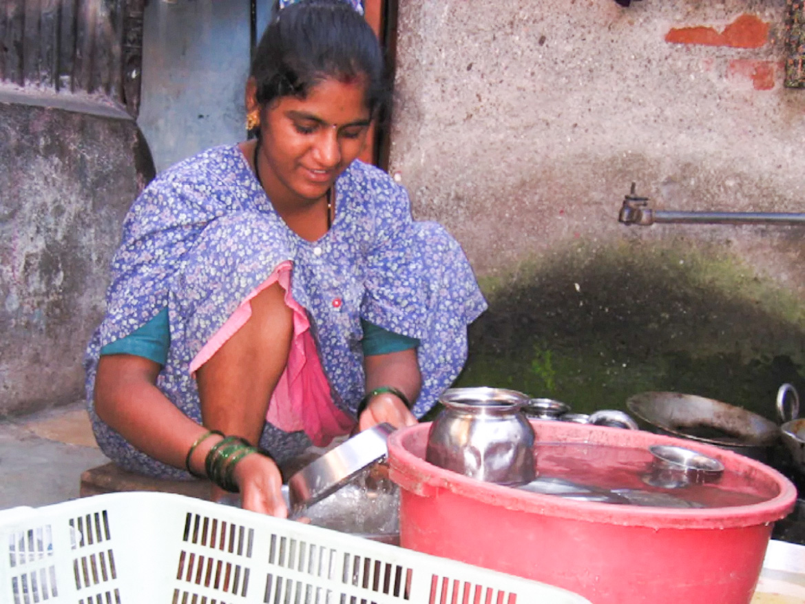 pehle ke samay mein ghar ke bahar kyu dhoye jate the bartan