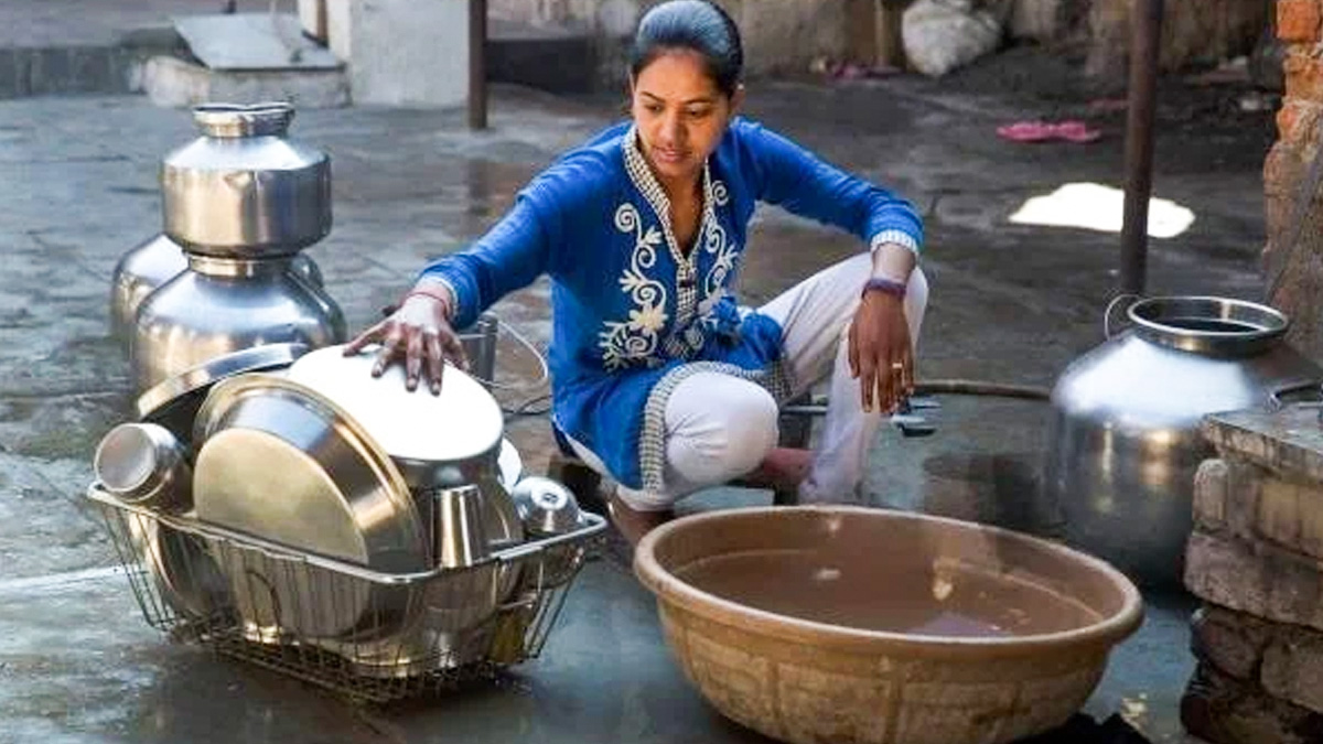 pehle ke samay mein ghar ke bahar kyu dhulte the bartan