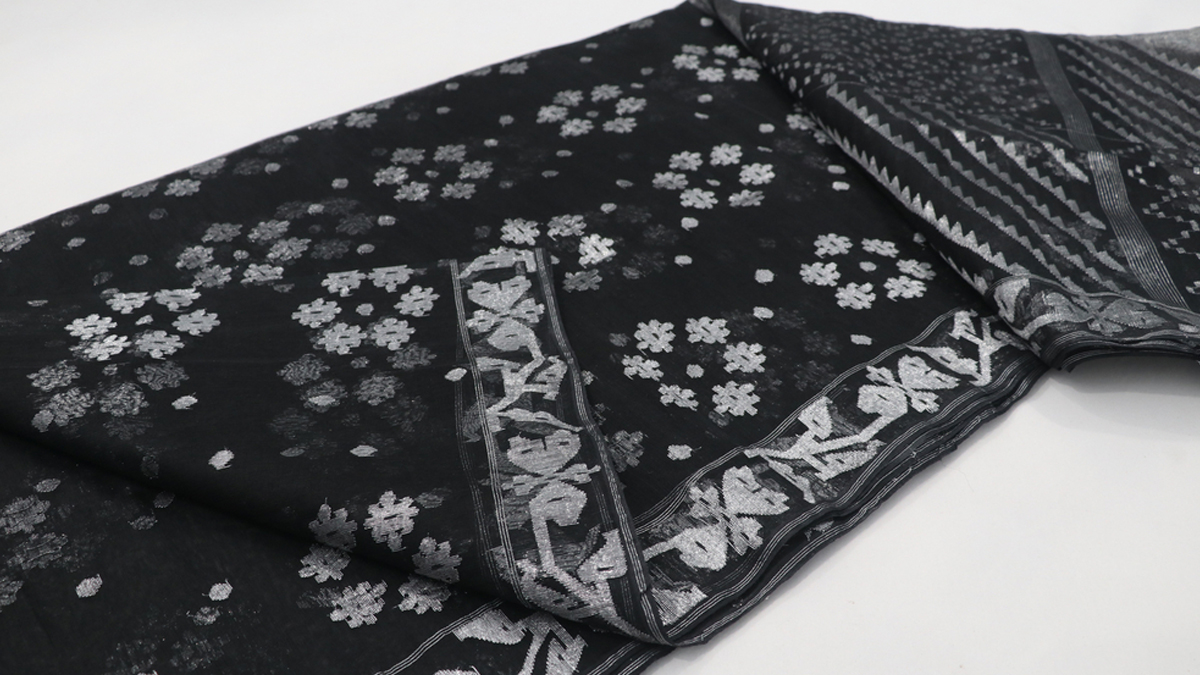 avoid black saree for gifting