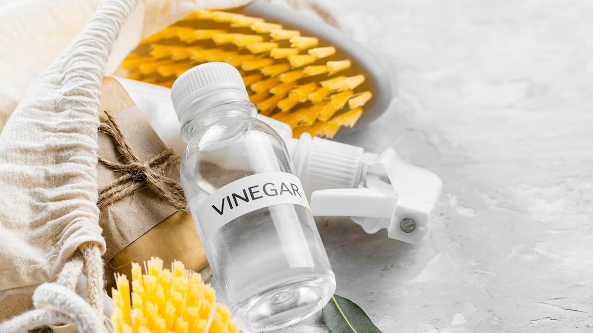 bathroom cleaning hacks with baking soda and vinegar in night2