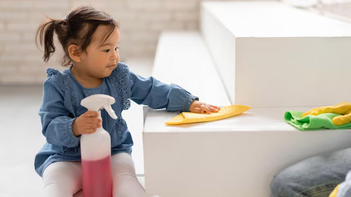 घर में छोटा बच्चा फर्श पर इधर-उधर घूमता है तो इन नेचुरल फ्लोर क्लीनर से ही करें घर की सफाई