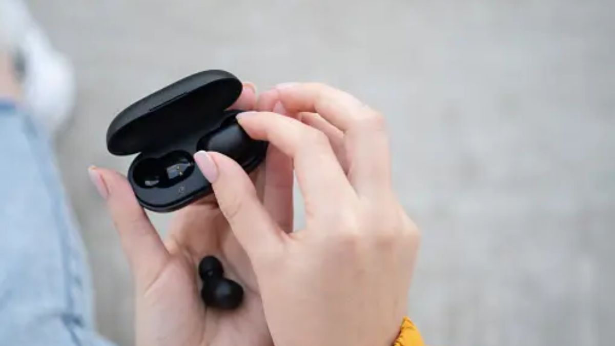 easy tips to clean your dirty airpods and wireless earbudssdv