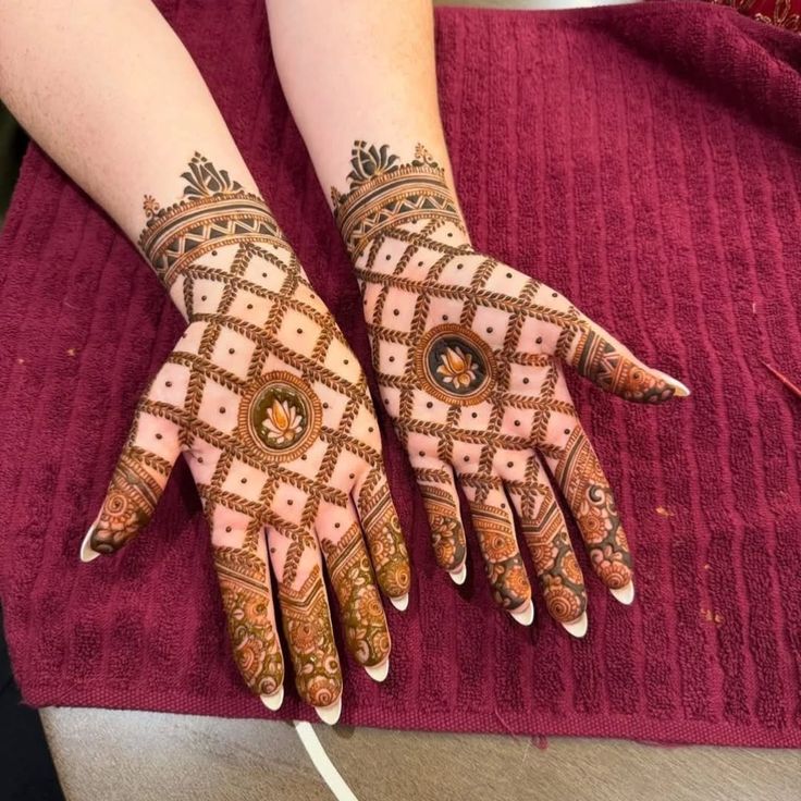 gol tikki jaal mehndi designs