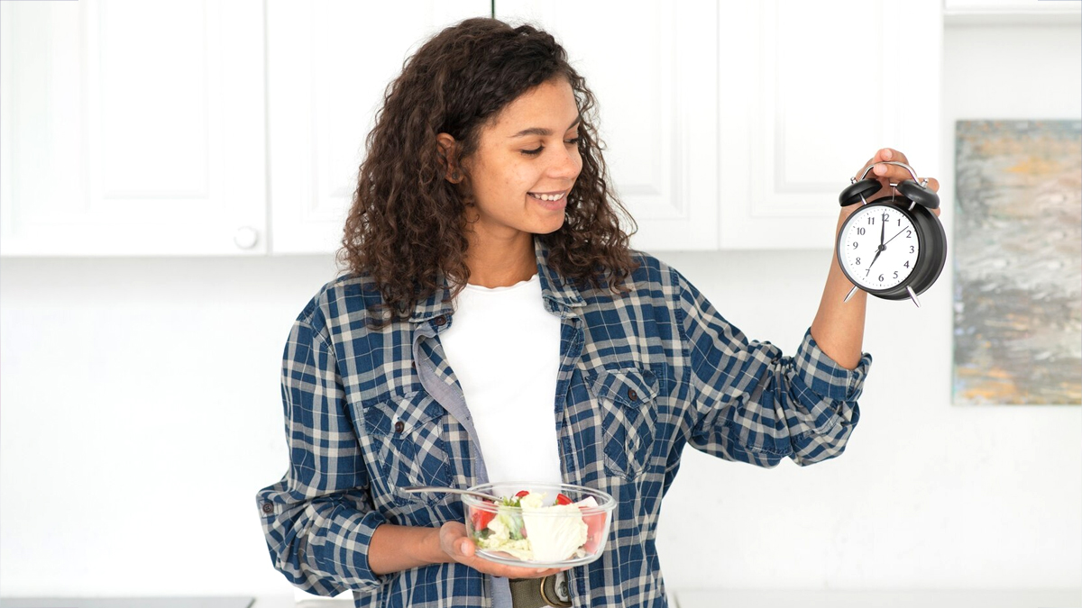 माइग्रेन में इंटरमिटेंट फास्टिंग कर रही हैं? भूलकर भी न करें ये चीजें