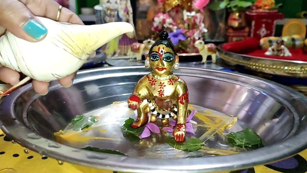 when to bathe laddu gopal
