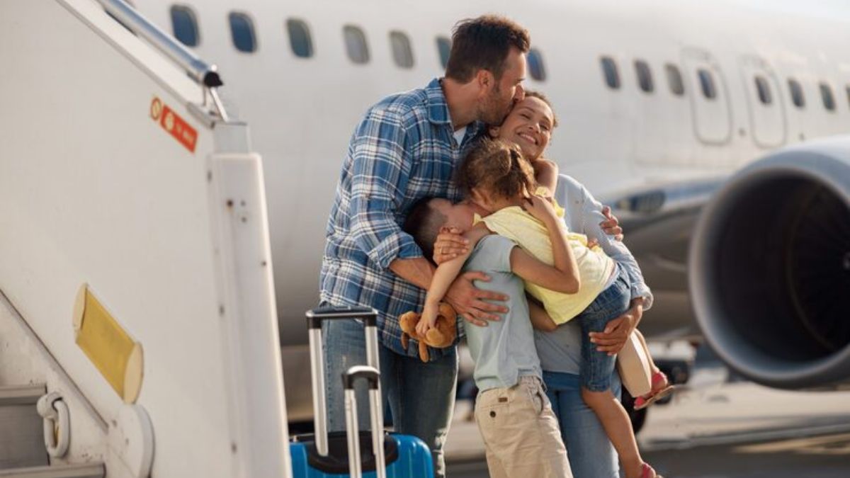 बच्चों के साथ एयर ट्रेवल कर रही हैं? ट्र‍िप को स्ट्रेस-फ्री बनाने के लिए पेरेंट्स को क्या करना चाहिए और क्या नहीं! यहां जानें