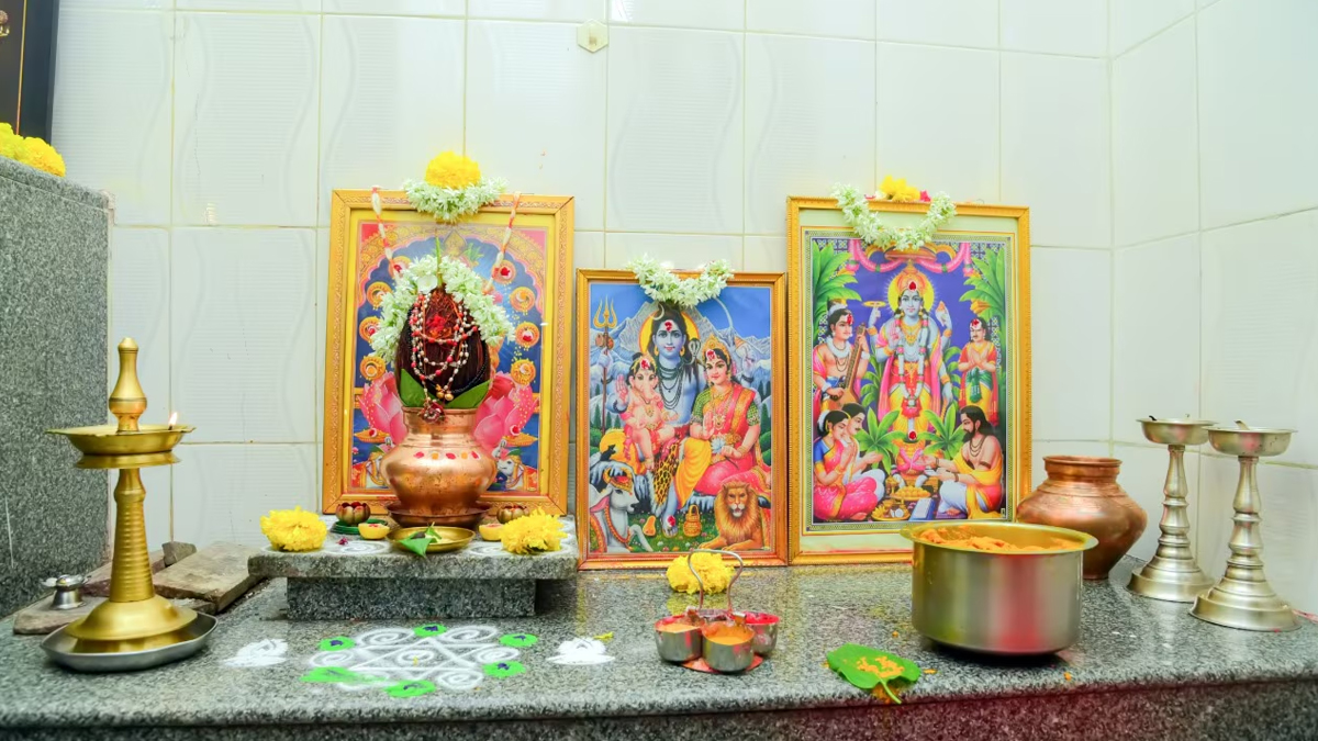 Ghar ke mandir mein badi ghanti kyu nahi hoti hai