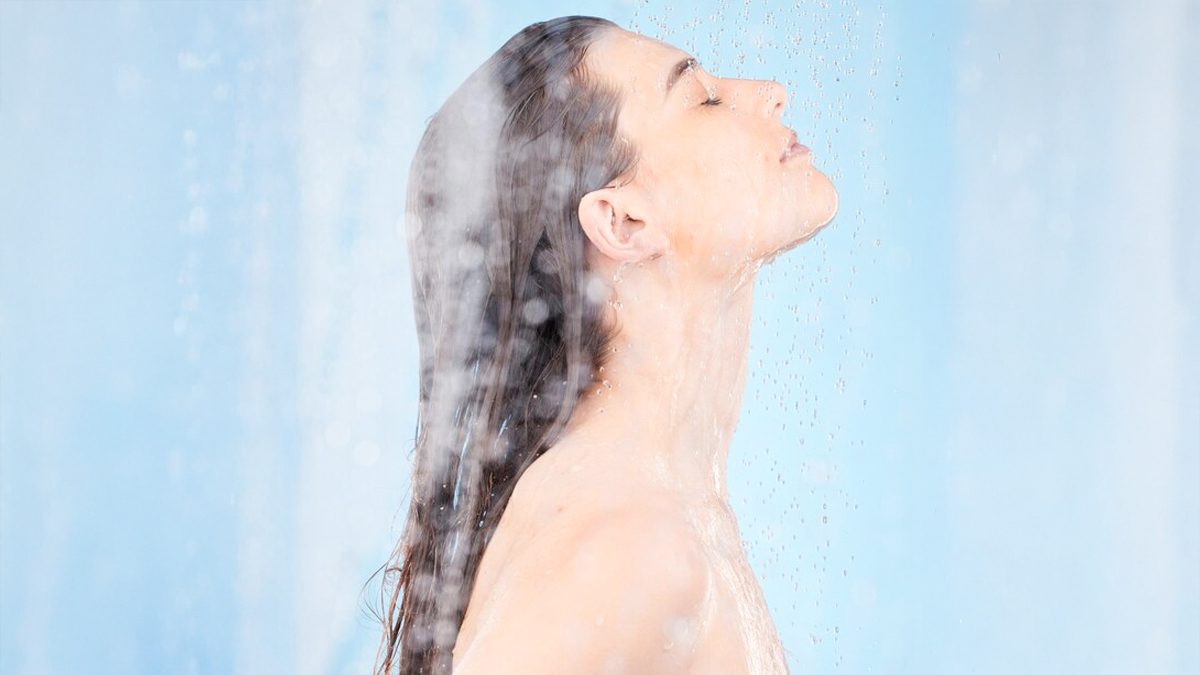 गर्म पानी से बाल धोने से हो सकता है नुकसान, जानें कैसे करें सही देखभाल