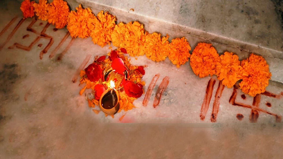 why do daughters worship door frame of the house during vidaai