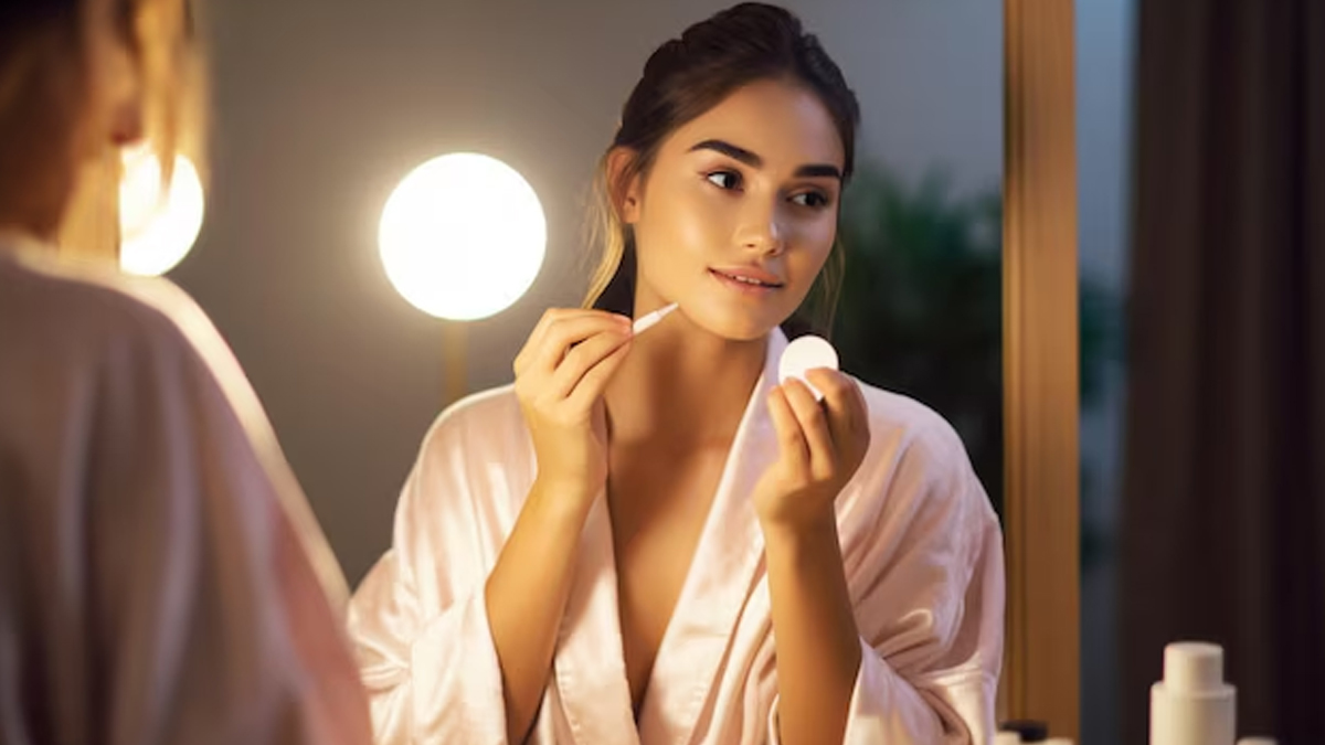 सोने से पहले करें ये आसान स्किन केयर स्टेप, सुबह चेहरा लगेगा ग्लोइंग और फ्रेश
