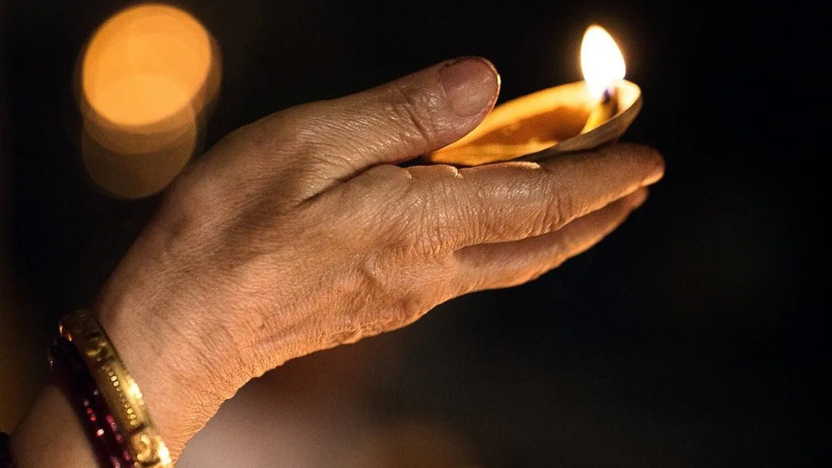 should we keep lamp in plate or in hand during aarti