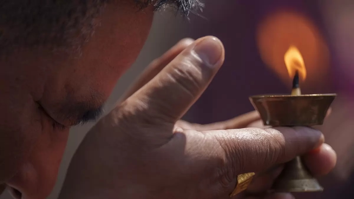 aarti ke samay diya plate mein rakhna chahiye ya hath mein