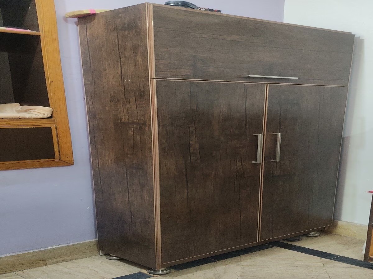 almirah ke upar saman rakhna chahiye ya nahi