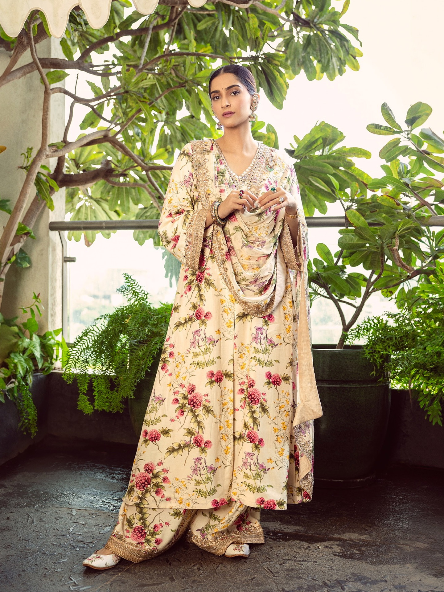 sonam kapoor suit