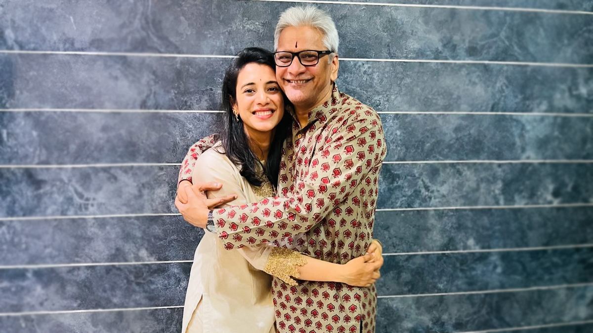कौन हैं स्मृति मंधाना के पिता श्रीनिवास? हार्टअटैक की वजह से हॉस्पिटल में हुए एडमिट; खुद भी रह चुके हैं क्रिकेटर, बेटी के सपनों को उड़ान देने में नहीं छोड़ी कोई कसर