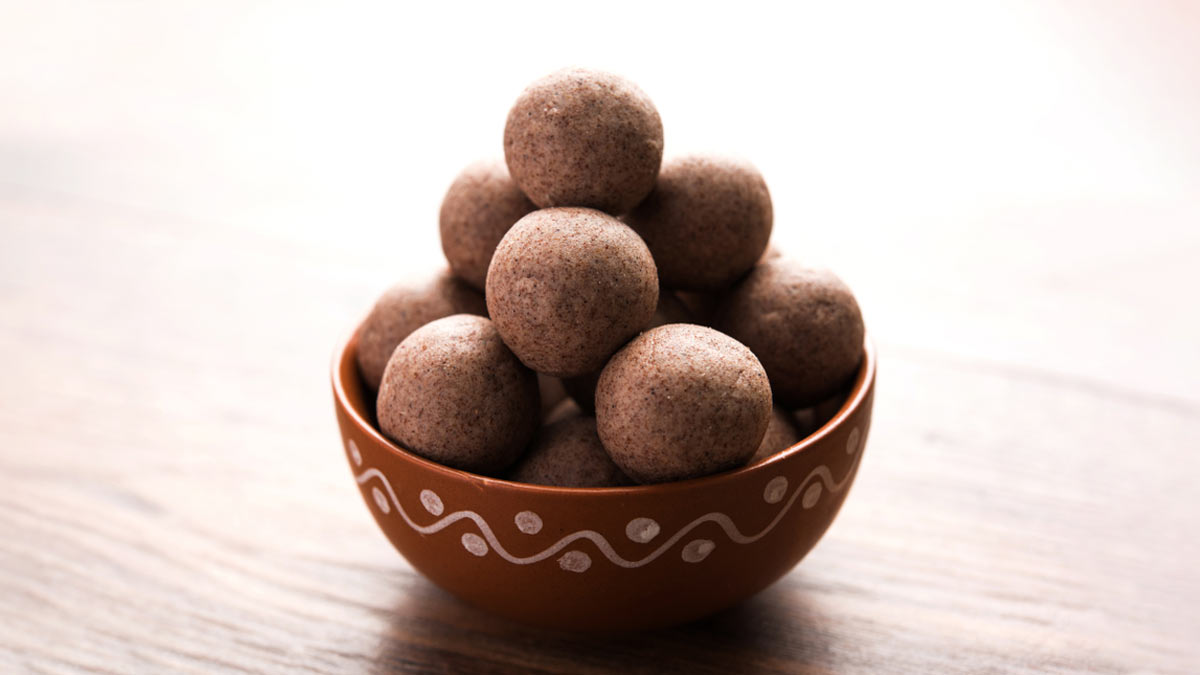 सर्दियों में रोजाना खाएं यह 1 लड्डू; डाइटिशियन ने बताया इसे गुणों की खान, रोजाना खाने से मिलेंगे 10 बड़े फायदे