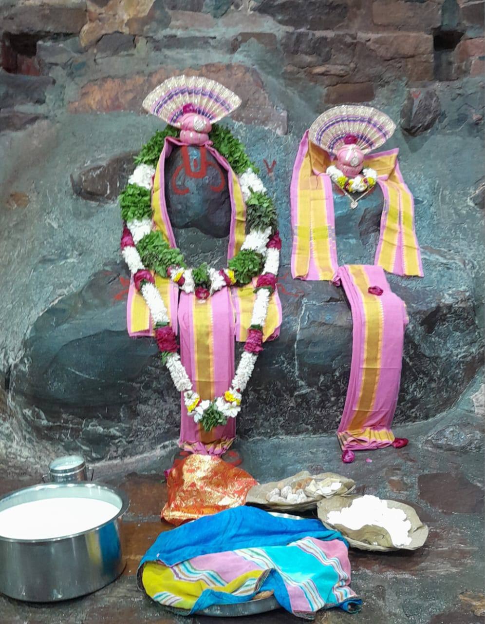 giriraj jivya mandir at radha kund