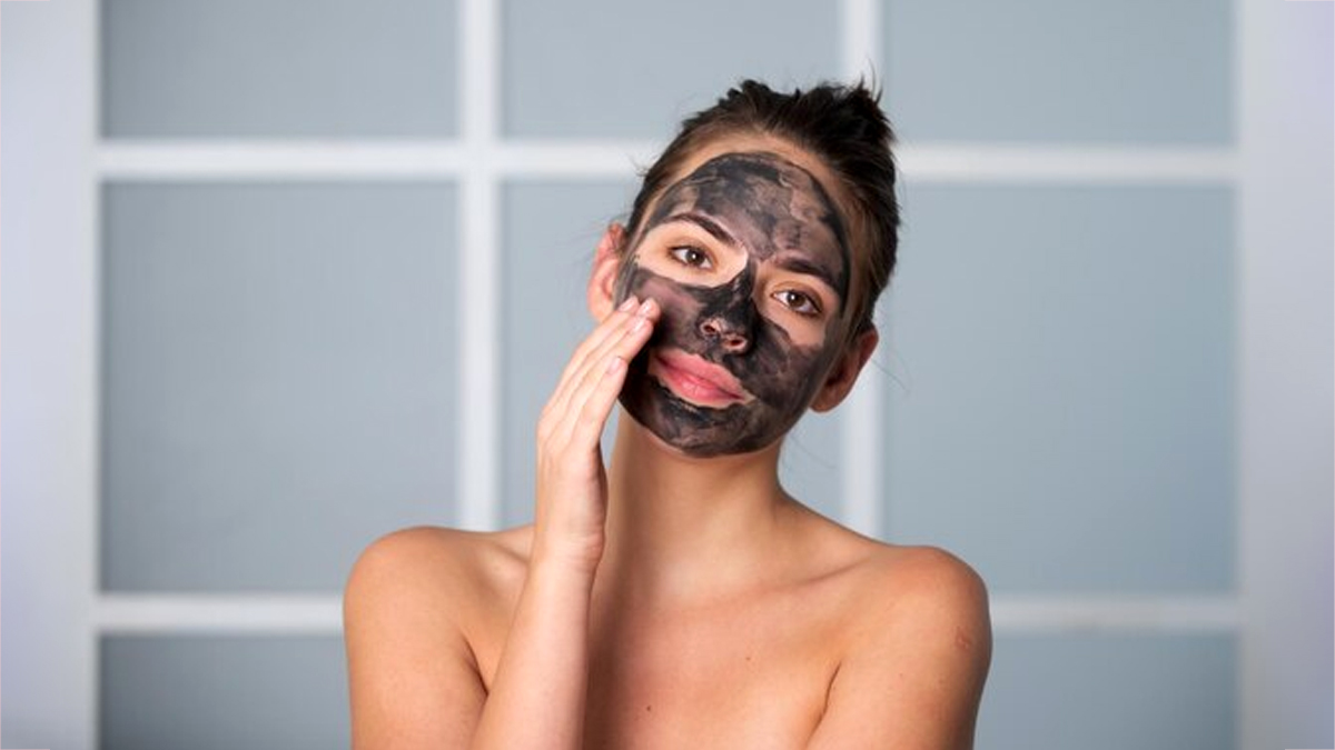 DIY Black Mask For Body Polishing: गोरी और चमकदार त्वचा के लिए ट्राई करें ब्लैक मास्क, जानें तरीका