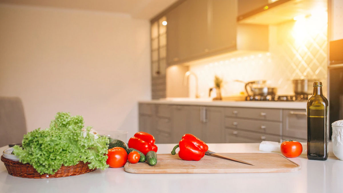 why does kitchen become damp and smelly in winter know reason and solution1