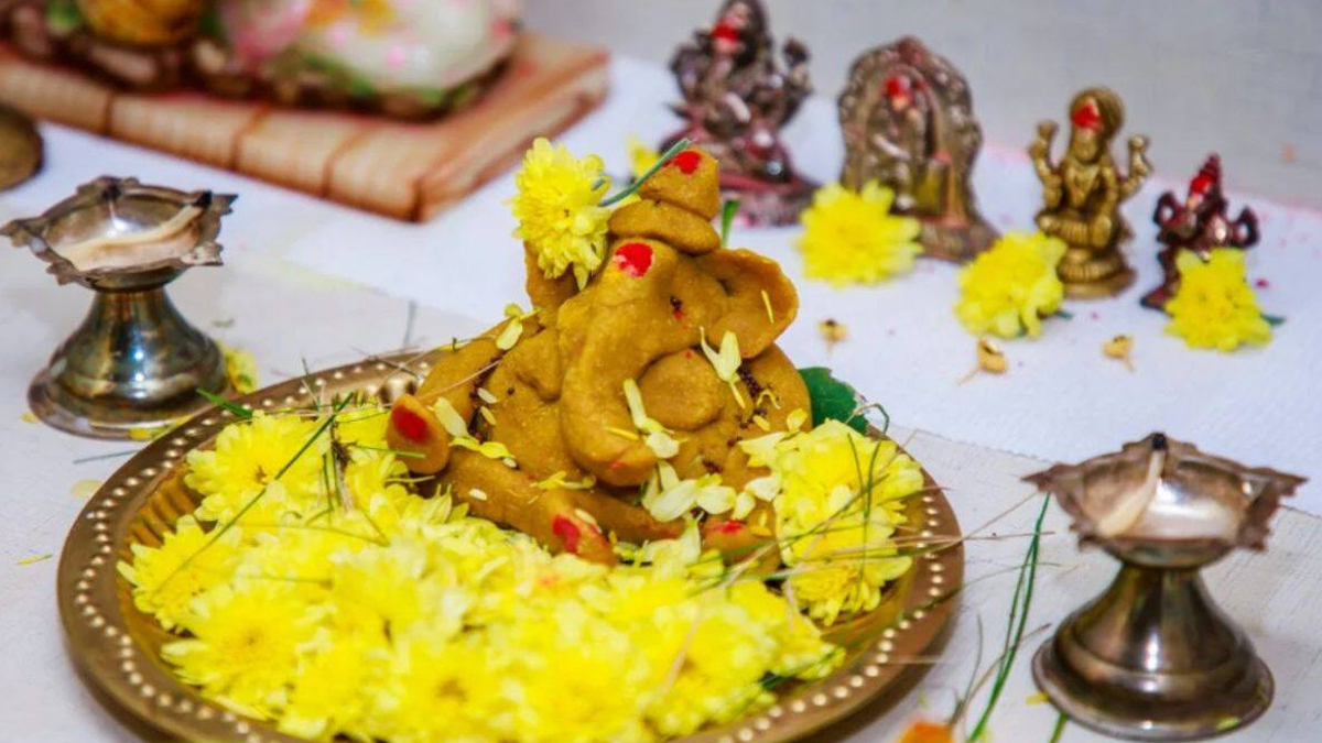 budhwar ke din ghar mein ghaas rakhne ke labh