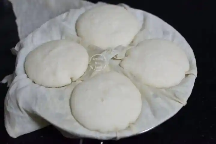how to avoid sticky idli