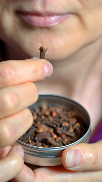 benefits of keeping clove in mouth while going outside