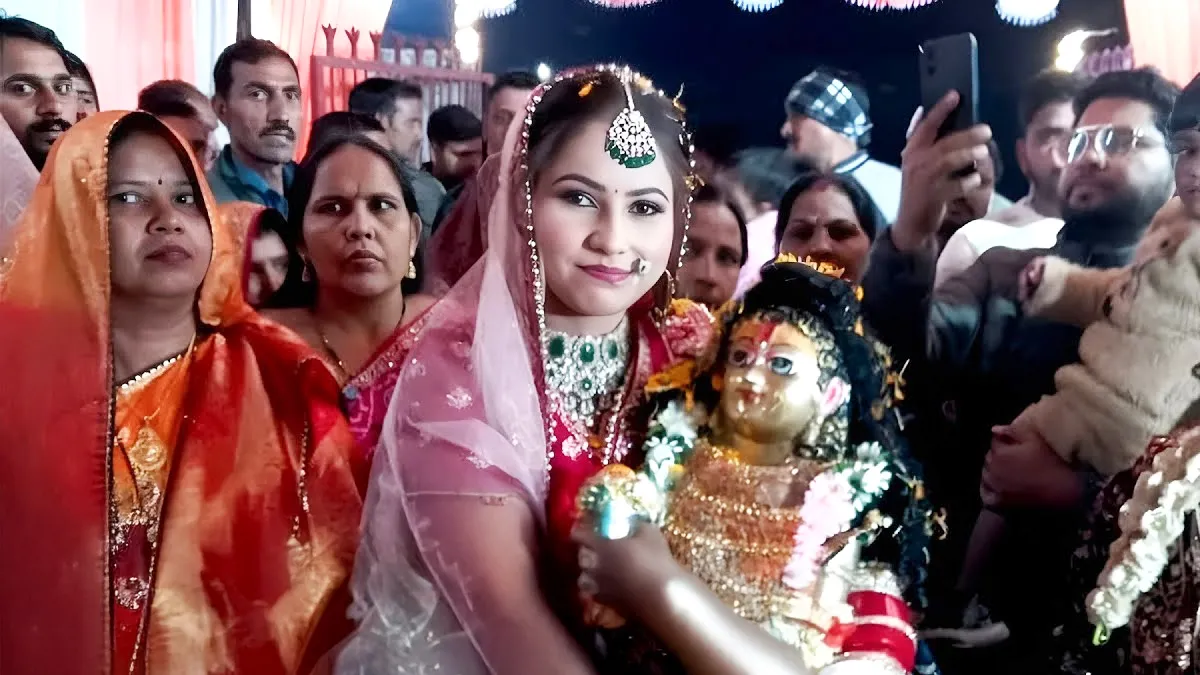 uttar pradesh girl pinky sharma marries krishna idol