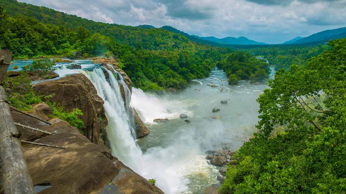 5 ऐसी जगहें जहां सर्दियों में दिखता है खूबसूरत झरने का नजारा, भीड़ भी होती है कम