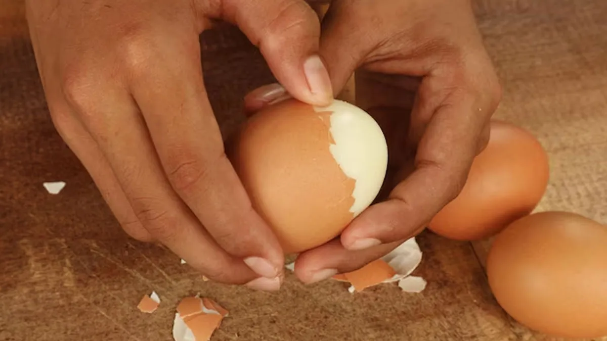 how to peel boiled eggs