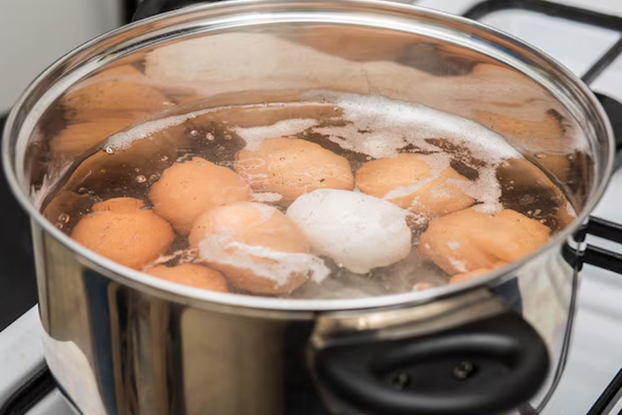 how to peel eggs easily