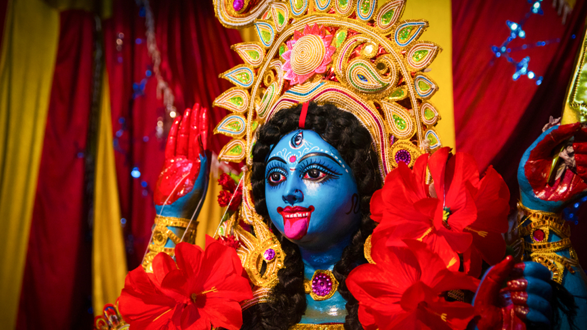 सपने में खुद को माता काली का श्रृंगार करते हुए देखना हो सकता है इस बड़ी घटना का संकेत, जानें क्या है मतलब