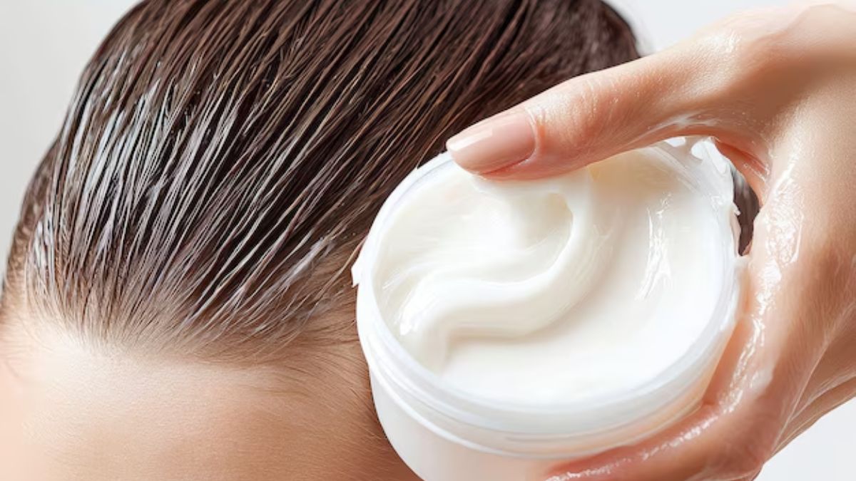 Homemade Hair Mask: क्रिसमस पार्टी के एक हफ्ते पहले बालों में लगा लें ये खास हेयर मास्क, जानें बनाने का तरीका
