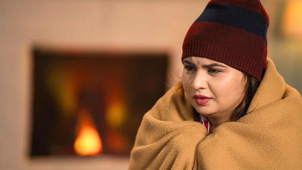 किस विटामिन की कमी से ठंड ज्यादा लगती है, शरीर को 100% गर्म रखने के लिए क्‍या खाएं? तुरंत जानें