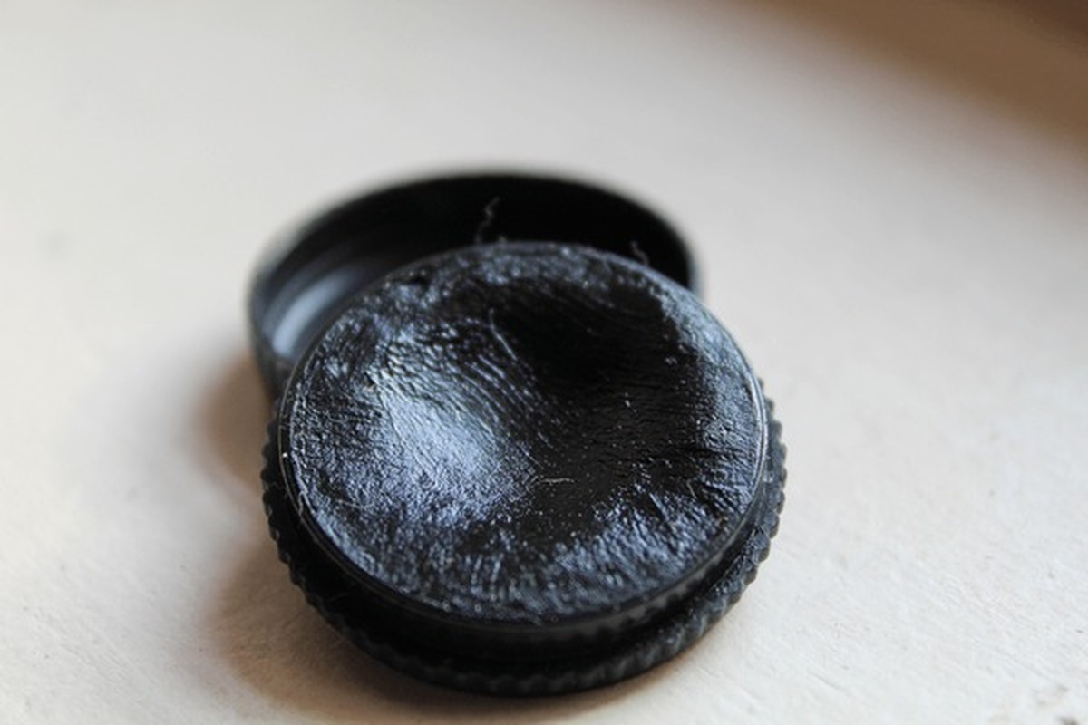 kajal ke daag dhabbe