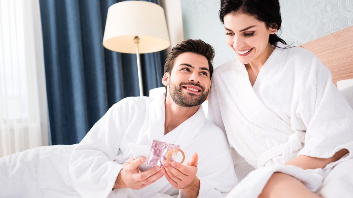 क्या वाकई Condom के इस्तेमाल से Sexual Pleasure कम होता है? डॉक्टर से जानें