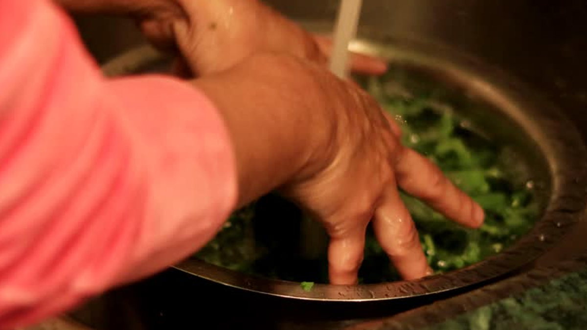 easy way to clean green vegetables in winter