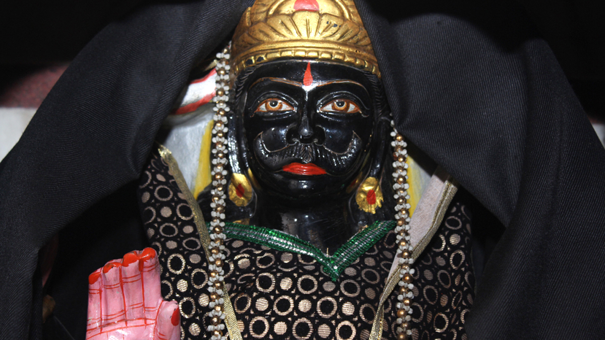 आखिर क्यों शनिदेव की खुली आंखों वाली मूर्ति के दर्शन नहीं करने चाहिए? फायदे की जगह हो सकते हैं नुकसान