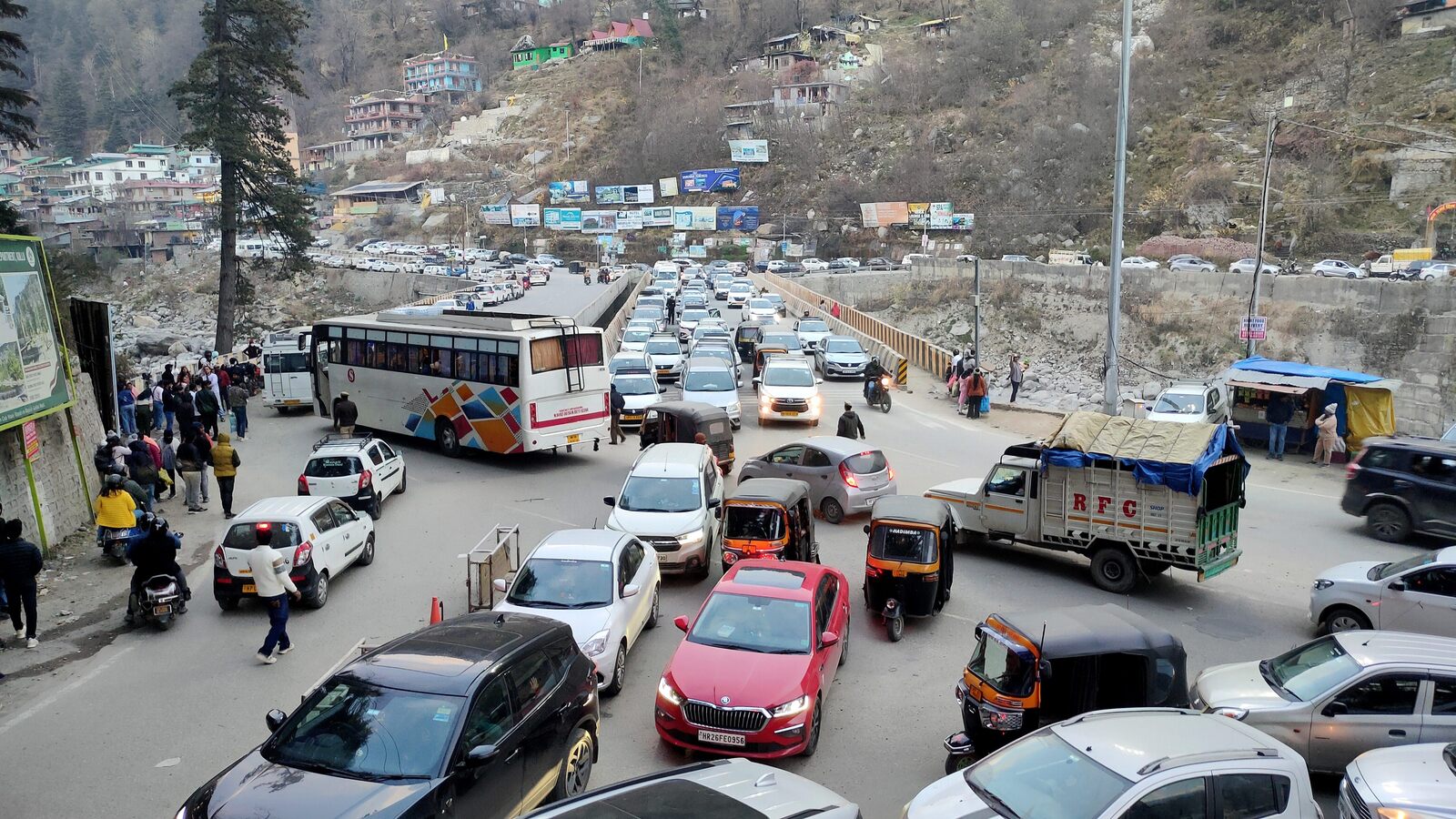 massive traffic chaos viral video at rohtang pass manali in himachal pradesh