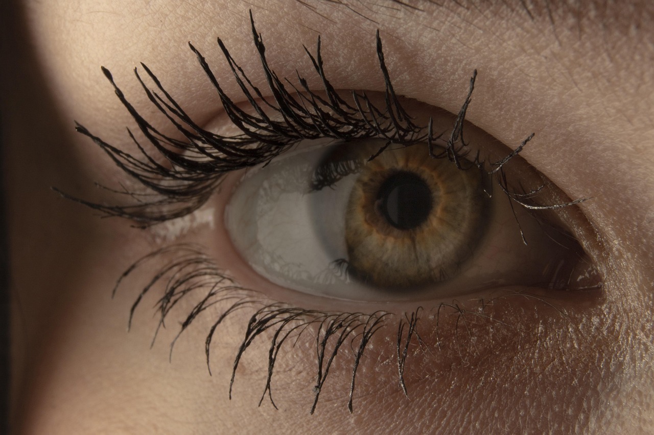 people whose pupils move a lot personality trait