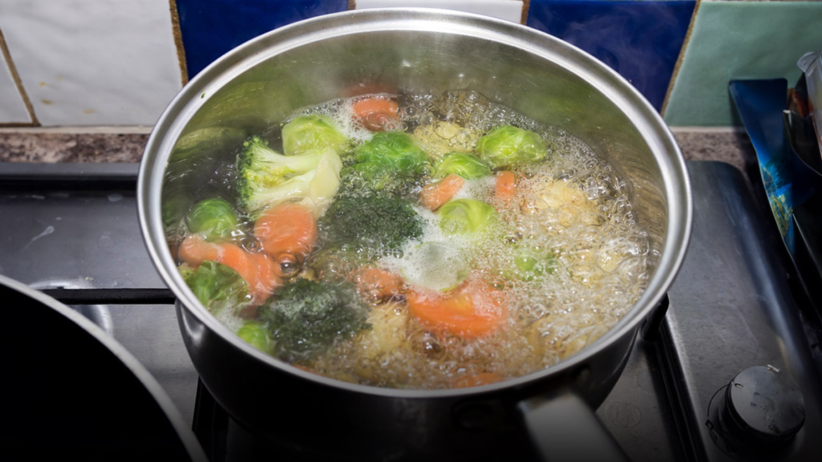 Kitchen Tips: ठंडा या गर्म! आलू समेत इन 4 चीजों को उबालते वक्त कैसा पानी करती हैं इस्तेमाल? जानें  Food Boiling का सही तरीका