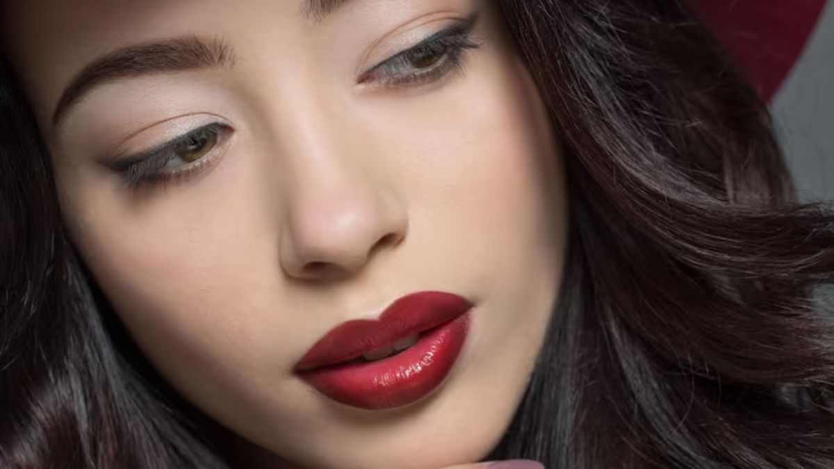 perfect lipstick shape hack (1)