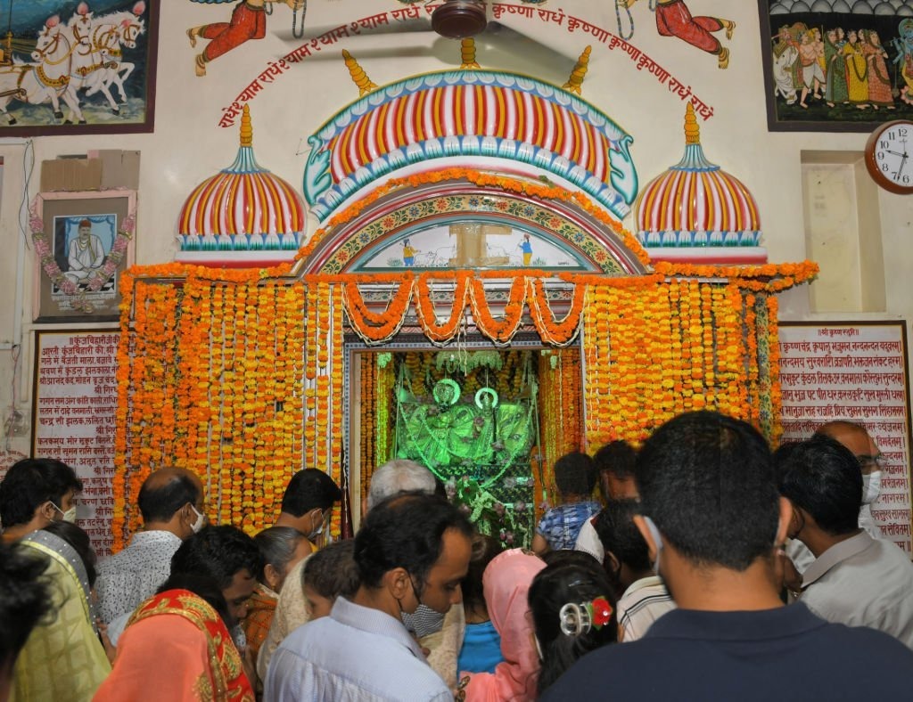 why we should not see thakur ji from front at temple