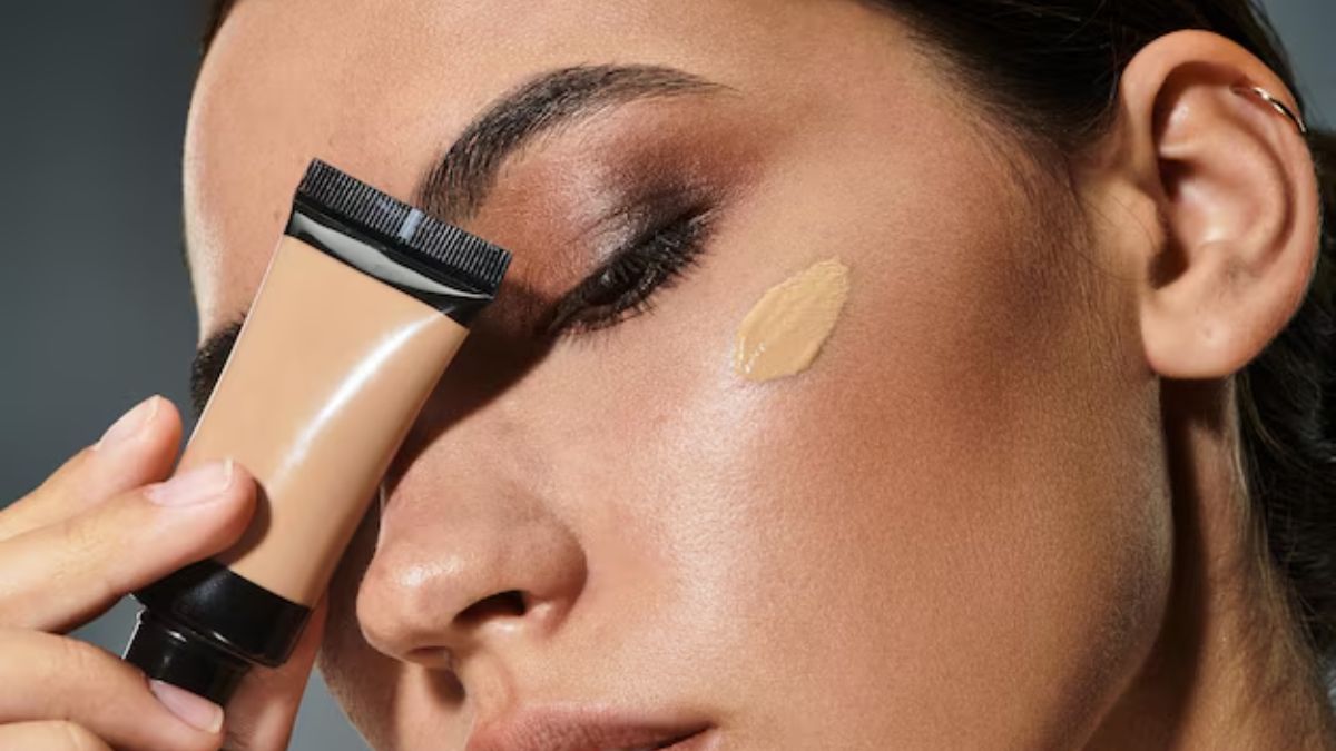 क्या आप भी चेहरे पर लगाती हैं फाउंडेशन? एक्सपर्ट से जानें फ्लॉलेस लुक के लिए सही तरीका