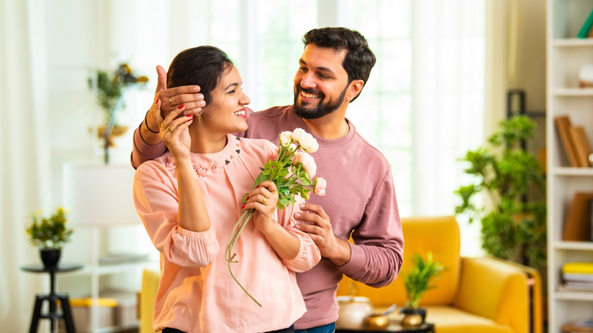 Husband Wife Quotes in Hindi: पति-पत्नी का बॉन्ड होगा और भी गहरा, ये रोमांटिक शायरी भेजकर ऐसे करें हाल-ए-दिल बयां