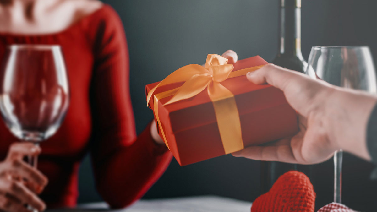 New Year Gift Ideas Under 1000rs: पार्टनर के लिए अभी तक नहीं लिया गिफ्ट? 1000 के अंदर देने के लिए बेस्ट हैं ये 5 ऑप्शन