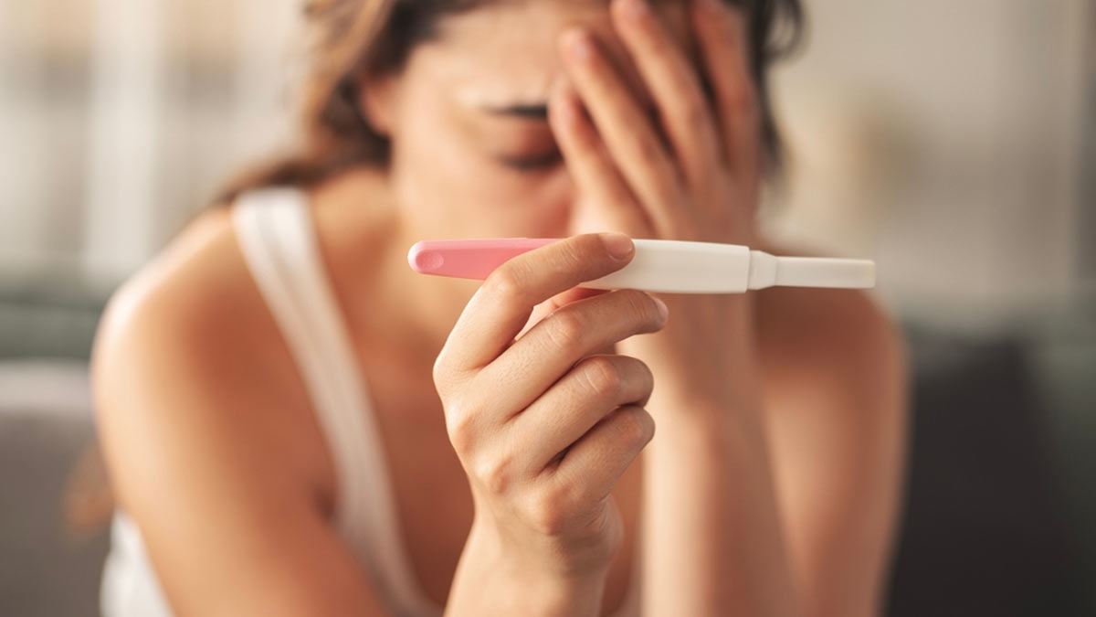 हर महीने सही तारीख पर आते हैं पीरियड्स पर कंसीव नहीं कर पा रही हैं? गायनेकोलॉजिस्ट से जानें कारण